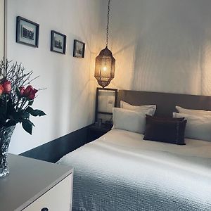 Zimmer mit Kingsize-Bett